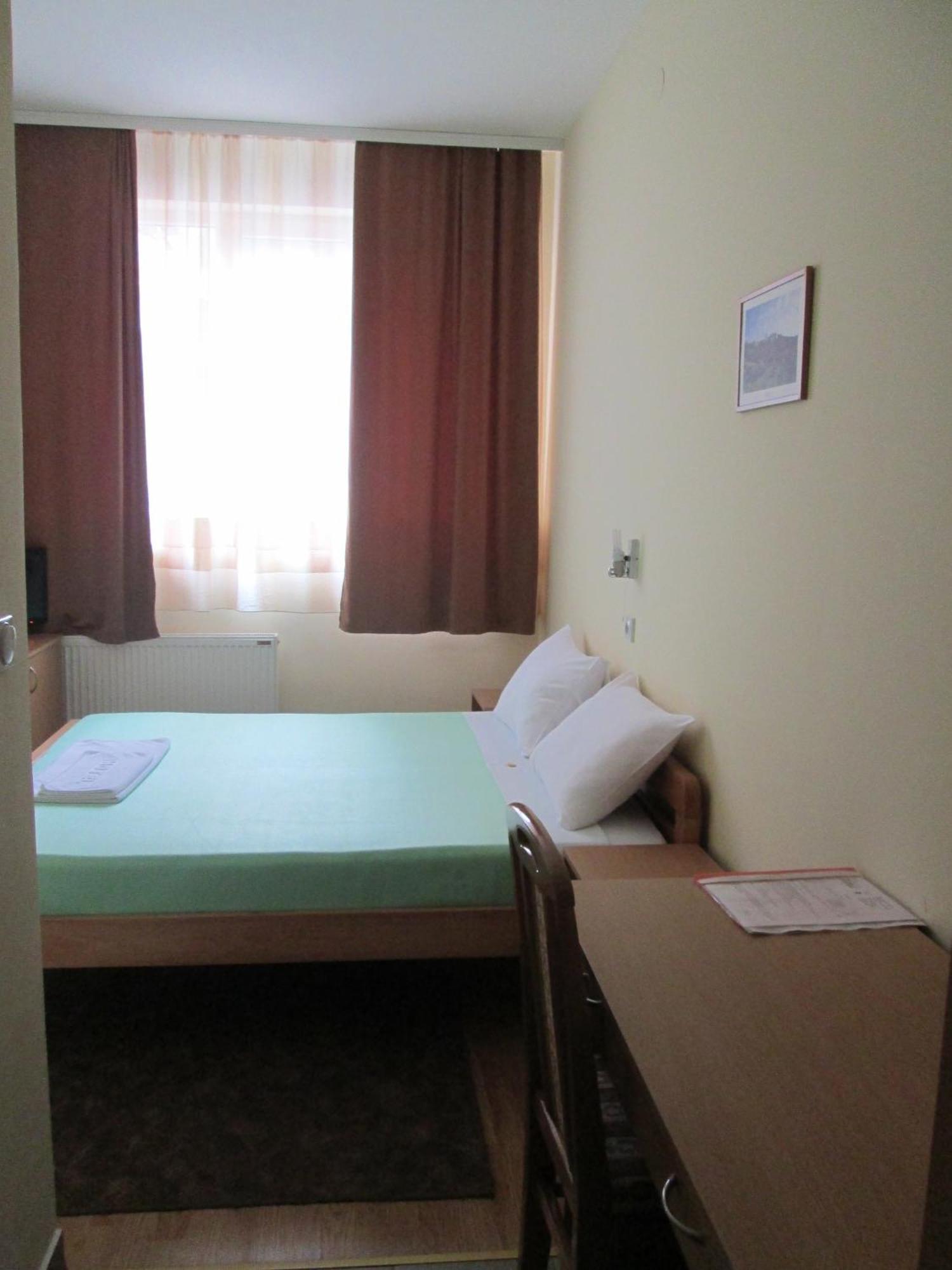 Garni Hotel Alma Pirot Room photo